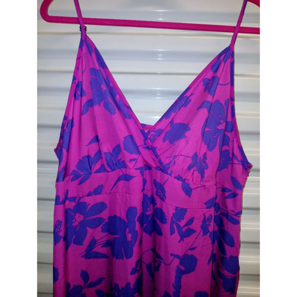 Lightweight and Chic: Pink Blueish Floral Midi Dress with Adjustable Straps - Picture 3 of 11